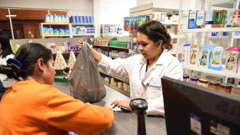 Personas compran medicamentos en un punto de venta de Farmasol, en Cuenca. 