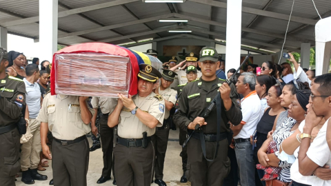 Funeral del sargento de la Policía, Freddi Bonilla, en Esmeraldas, quien fue asesinado por menores de edad, el 16 de febrero de 2023. 