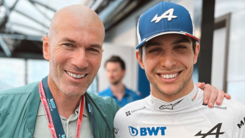 Zinedine Zidane junto a Esteban Ocon, piloto de Alpine.