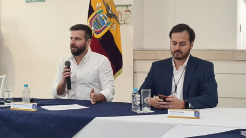 El ministro de Finanzas, Pablo Arosemena, en un encuentro con los medios en Guayaquil, junto al viceministro de Finanzas, Daniel Lemus, el 17 de febrero de 2023.