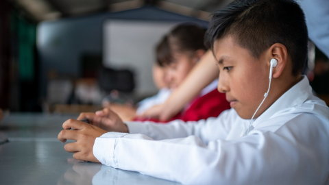 Imagen referencial. Un menor de edad conectado a Internet en una clase, el 29 de septiembre de 2022. 