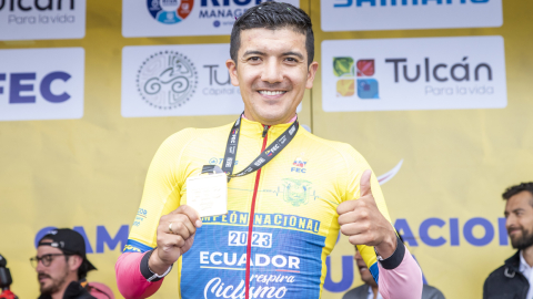 Richard Carapaz muestra la medalla de campeón nacional de ciclismo, el 12 de febrero de 2023.