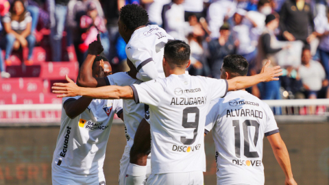 José 'Tin' Angulo y sus compañeros de Liga festejan el 1-0 ante Deportivo Cuenca en la Copa de Campeones, el 19 de febrero de 2023.