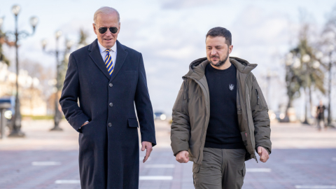 El presidente de Estados Unidos, Joe Biden (izquierda); y el presidente ucraniano, Volodimir Zelenzi, el 20 de febrero de 2023 en Kiev.