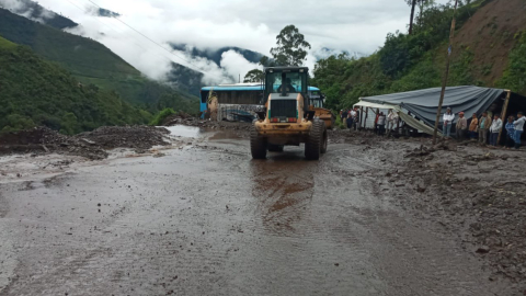 Personal del Ministerio de Transporte y Obras Públicas limpia la vía Balbanera-Cumandá, en Chimborazo, tras un deslizamiento de tierra durante el Carnaval de 2023.