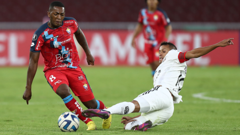 Madison Julio, de El Nacional, disputa un balón en el partido ante Independiente Medellín en el estadio Rodrigo Paz Delgado, el 22 de febrero de 2023.