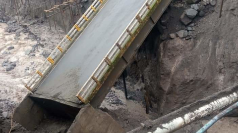 El puente sobre el río Marker colapsó por la erosión regresiva . Estaba ubicado en el cantón amazónico El Chaco. Foto del 23 de febrero de 2023.