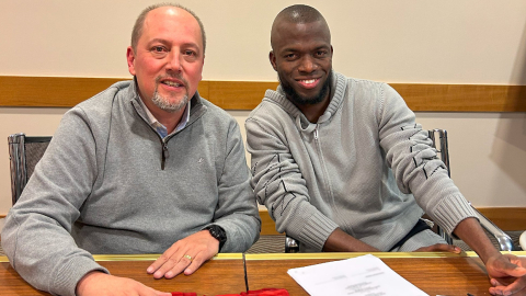 Enner Valencia firma su contrato con el Inter de Porto Alegre, el 12 de junio de 2023.