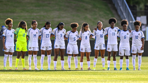 Las jugadoras de la selección de Panamá posan previo al partido contra Paraguay por la clasificación al Mundial femenino 2023.