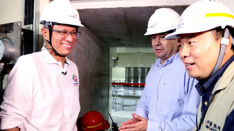 Jorge Glas, exvicepresidente de Ecuador, junto a Esteban Albornoz, exministro de Energía, y un técnico de Sinohydro, durante la apertura de compuertas del primer giro de la unidad 1 del Proyecto Hidroeléctrico Coca Codo Sinclair, el 15 de diciembre de 2015. 