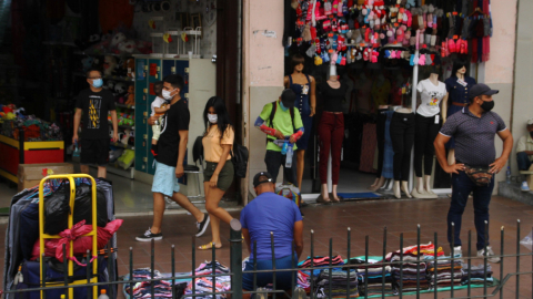 Trabajadores del comercio informal en el sector de la Bahía de Guayaquil, 13 de septiembre de 2022. 