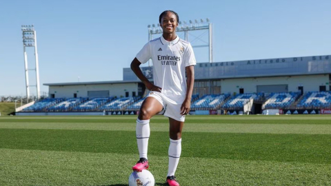 La colombiana Linda Caicedo posa con el uniforme del Real Madrid, el viernes 24 de febrero de 2023.