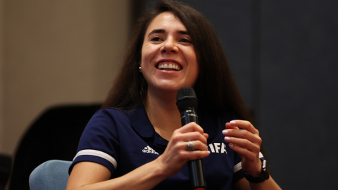 La ecuatoriana Karina Barriga, durante un conversatorio de la FIFA.