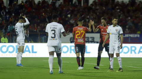 Los jugadores del Deportivo Cuenca celebran uno de los goles anotados a Liga en la Fecha 1 del torneo local, el 24 de febrero de 2023.