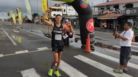 David Hurtado festeja su victoria en el Campeonato Nacional de marcha y su clasificación a los Juegos Olímpicos de París 2024, el 25 de febrero de 2023.