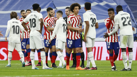 Los jugadores del Real Madrid y el Atlético de Madrid se saludan al final del partido, el 25 de febrero de 2023. 