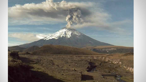 Emisión de ceniza del Cotopaxi, este 26 de febrero, captada por las cámaras de vigilancia.