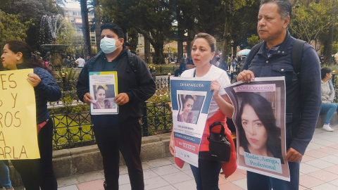 Amigos y familiares de Maribel Castillo hicieron un plantón el viernes 24 de febrero de 2023  en el Parque Calderón, de Cuenca. 