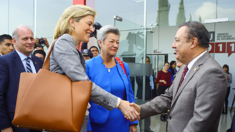 Juan Zapata, ministro del Interior ecuatoriano, saluda con Annelies Verlinden, su homóloga belga, antes de la firma de un acuerdo de entendimiento, el 27 de febrero de 2023.