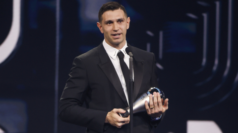 Emiliano Martínez, con su trofeo a mejor arquero del año en los premios The Best, el 27 de febrero de 2023.