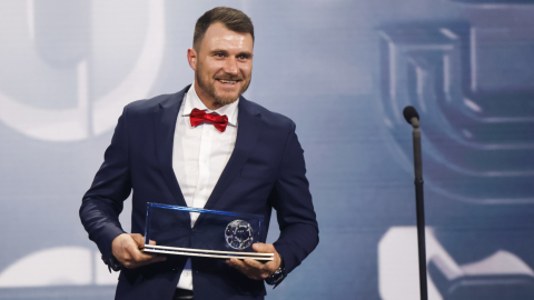 Marcin Oleksy, con el premio Puskas a mejor gol del año en los premios The Best.