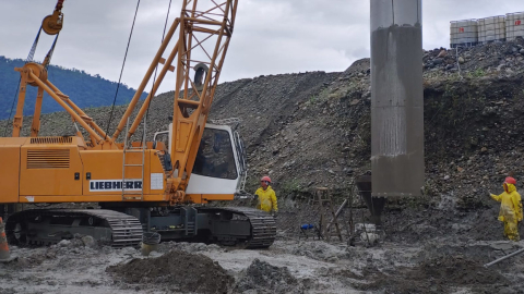 Construcción de pilotes o columnas de concreto en el lecho del río Coca, para proteger las obras de captación de la hidroeléctrica Coca Codo Sinclair, el 27 de febrero de 2023.