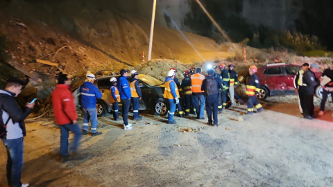 Equipos de rescatistas en el parqueadero de Zámbiza, tras el derrumbe, el 27 de febrero de 2023. 