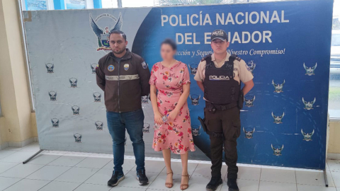 Dos agentes policiales junto a la joven reportada como desaparecida, Angie Asang, el 28 de febrero de 2023. 