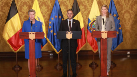 El canciller Juan Carlos Holguín (centro), junto a las autoridades europeas, Ylva Johansson y Annelies Verlinden, en Quito, el 27 de febrero de 2023. 