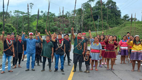 Eduardo Mendúa y otros miembros de la nacionalidad A'I Cofán, durante una manifestación contra la actividad petrolera, el 19 de abril de 2022.