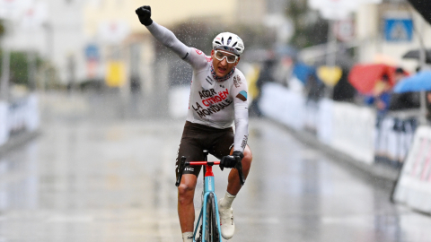 Nans Peters cruza la meta del Trofeo Laigueglia, el 1 de marzo de 2023.