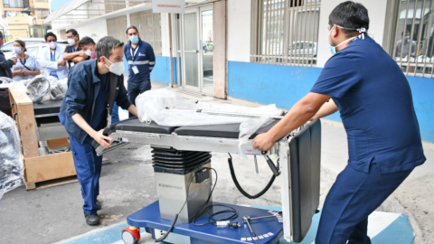 Imagen referencial de nuevas camillas para el Hospital de Especialidades Carlos Andrade Marín del IESS, en enero de 2023.