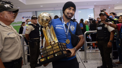 Junior Sornoza, con el trofeo de la Recopa Sudamericana, en Quito, el 1 de marzo de 2023.