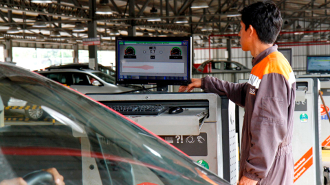 Revisión técnica vehicular en Guayaquil en un centro de la ATM, el 1 de marzo de 2023.