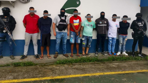 Seis integrantes de la banda criminal 'R7' capturados en Santo Domingo de los Tsáchilas, el 1 de marzo de 2023. 