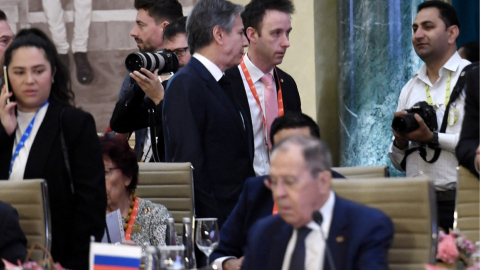 El secretario de Estado estadounidense, Antony Blinken, pas junto al ministro de Relaciones Exteriores de Rusia, Sergei Lavrov, en la cumbre del G20. 