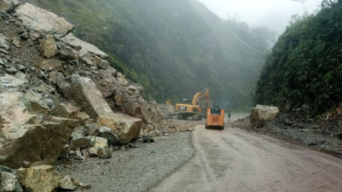 El Ministerio de Transporte y Obras Públicas ejecuta trabajos de limpieza en la vía Cuenca-Molleturo-El Empalme, en febrero de 2023. 