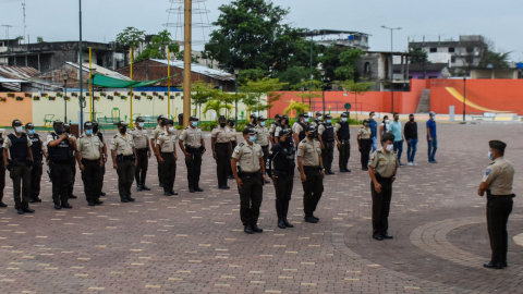 Concentración de la Policía en el cantón El Triunfo, Guayas, previo a realizar operativos de control en el territorio.