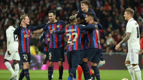 Los jugadores del FC Barcelona festejan un gol en el estadio Santiago Bernabéu, el 2 de marzo de 2023.