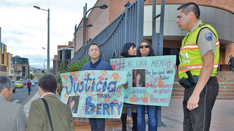 Familiares y amigos de Bertha Minchala, víctima de femicidio, en un plantón en 2017.