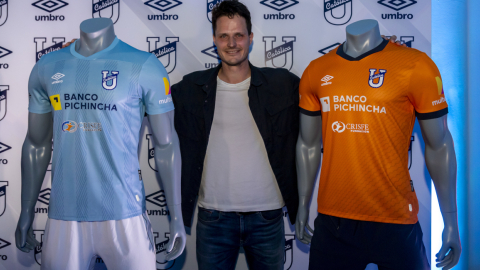 Mantas Tamulionis posa con los uniformes de la Universidad Católica para la temporada 2023.