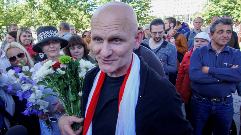 El premio Nobel de la Paz, Alés Byalyatski, en una foto de archivo cuando arribó a Minsk, Bielorrusia, en junio de 2014. 