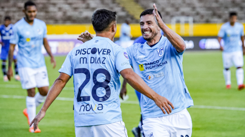 Mauro Díaz y Facundo Rodríguez festejan el tercer gol de Universidad Católica ante Guayaquil City, el 5 de marzo de 2023. 