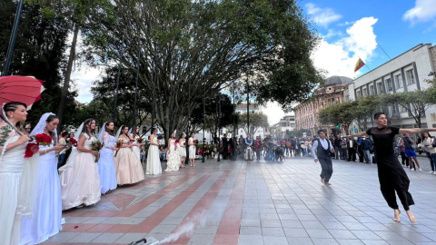 Presentación de la iniciativa "El Amor invade Cuenca", en el Parque Calderón. 