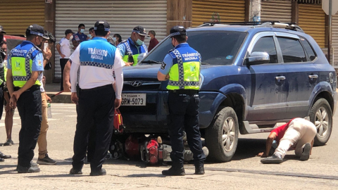 Un auto y una motocicleta involucrados en un accidente de tránsito, en abril de 2022.