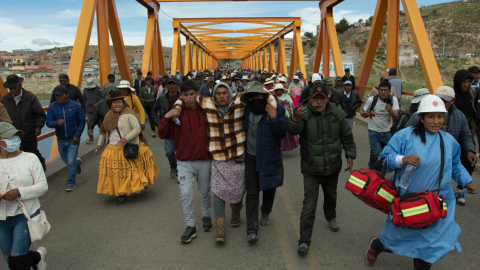 Pobladores rescatan a soldados del rio Llave, en Puno, Perú, tras huir de manifestantes, el 5 de marzo de 2023. 