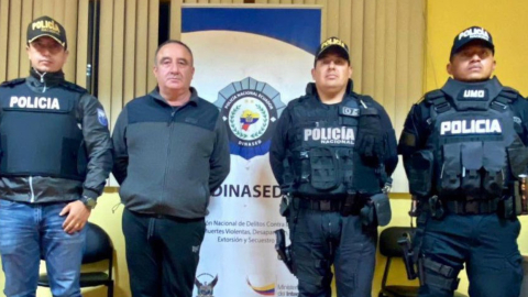 Luis Cordero Díaz (segundo desde la izquierda), junto a agentes policiales en Durán, el 6 de marzo de 2023. 