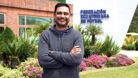 Andrés Usme, el ténico de la Tri femenina, posa en la Casa de la Selección tras una entrevista con PRIMICIAS, el 1 de marzo de 2023.