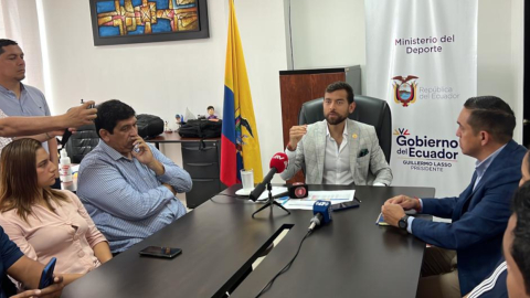 Sebastián Palacios, ministro del Deporte, durante una reunión con representantes de federaciones, el 6 de marzo de 2023.