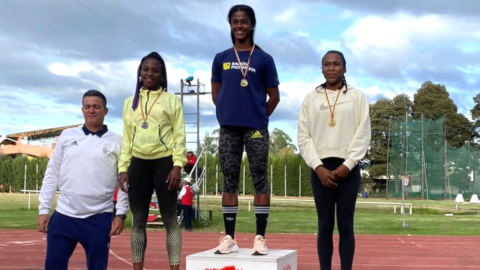 Anahí Suárez, en la cima del podio de la prueba de los 400 metros en el Nacional de Velocidad, el 4 de marzo de 2023.